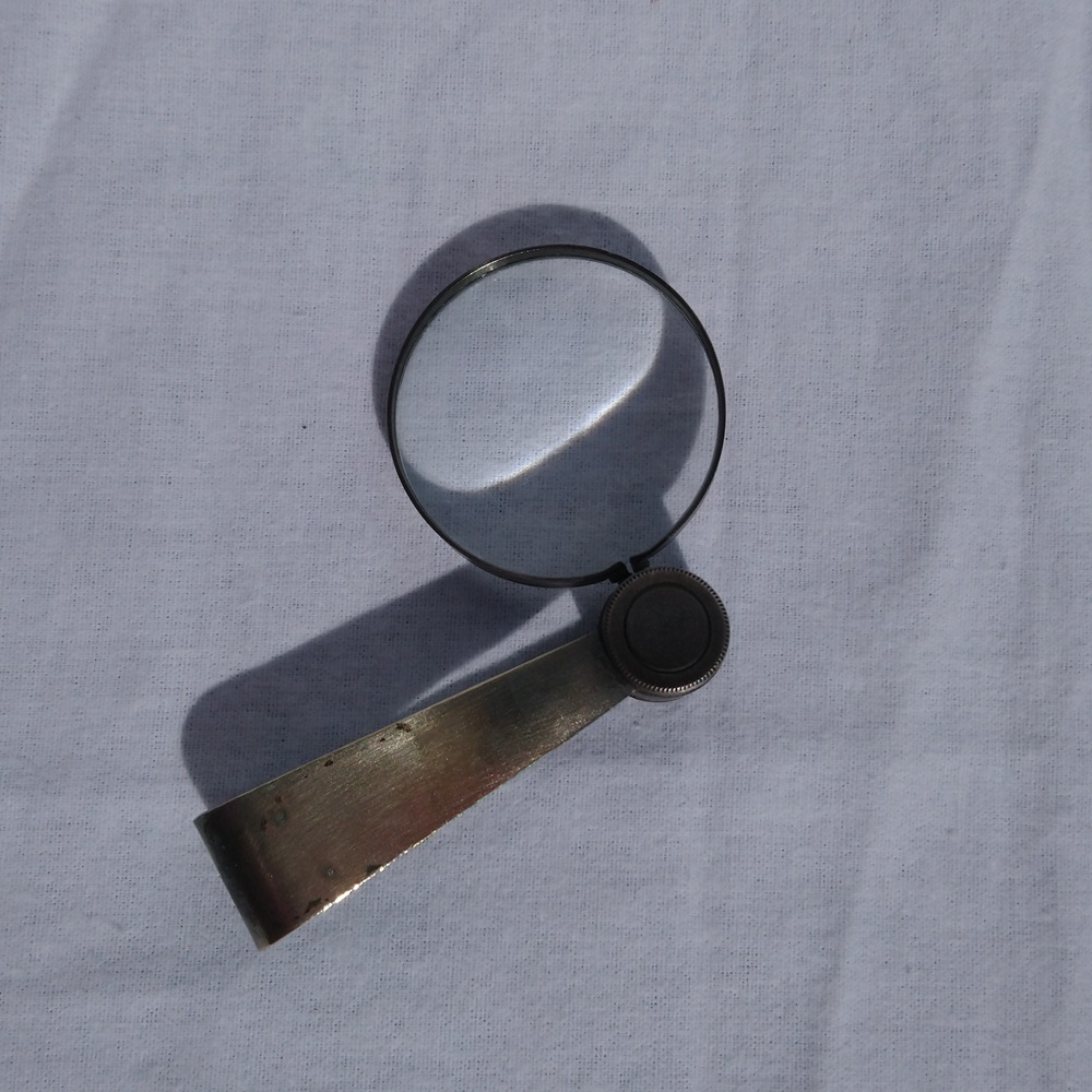 Loupe pliable en laiton massif - Foldable brass magnifying glass