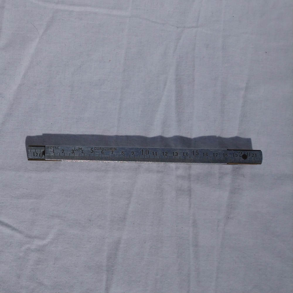 Mètre de maçon ancien pliant en duralumin et laiton de la marque LJM -  Old folding masonry meter in duralumin and brass from the brand LJM