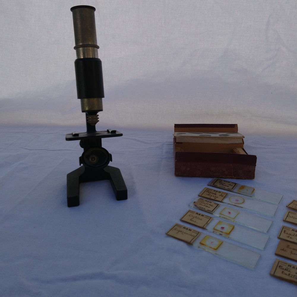 Microscope monoculaire ancien - Old monocular microscope Microscope monoculaire ancien - Old monocular microscope