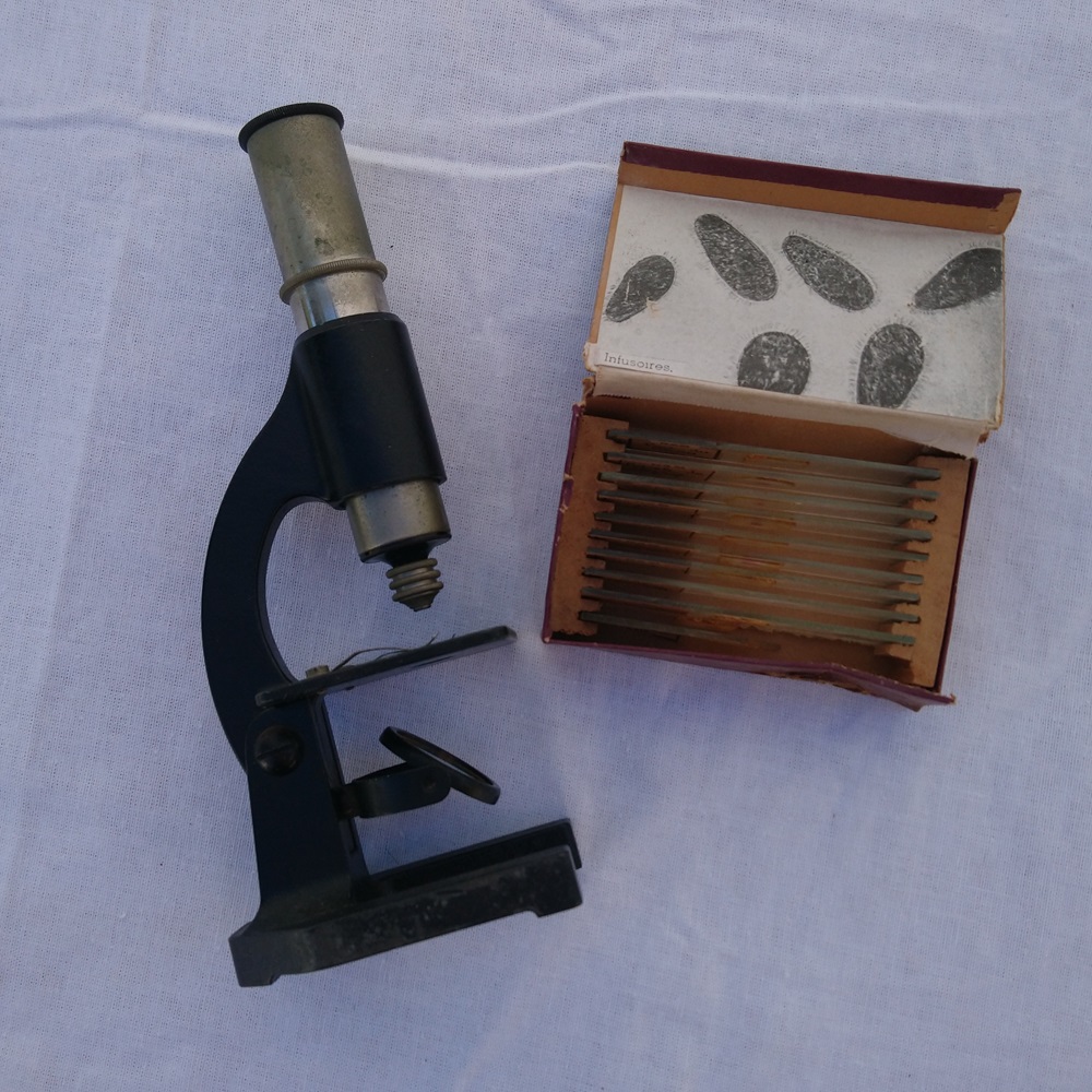 Microscope monoculaire ancien - Old monocular microscope Microscope monoculaire ancien - Old monocular microscope