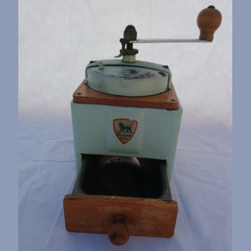 Moulin à café Peugeot des années 50 - Peugeot coffee mill from the 1950s Moulin à café Peugeot des années 50 - Peugeot coffee mill from the 1950s