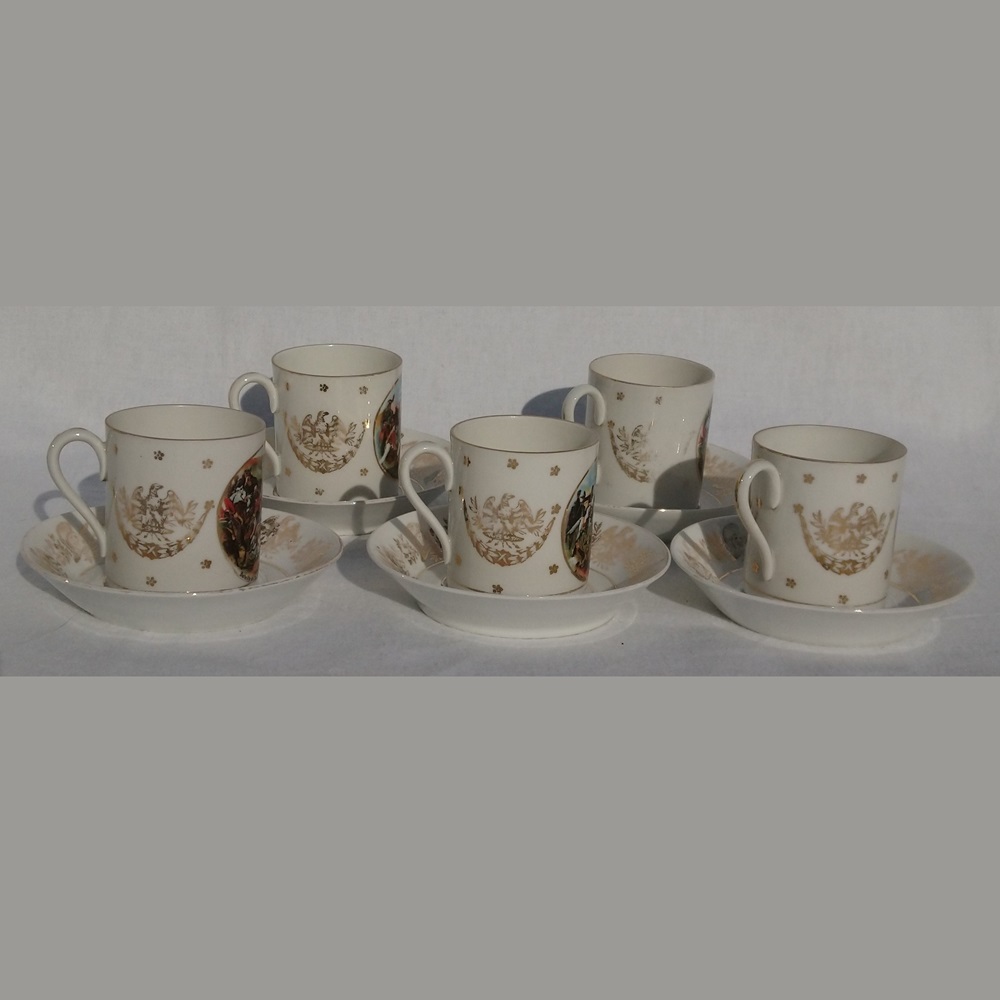 Service à café en porcelaine des batailles de l'Empereur Napoléon Bonaparte signé N couronné - Coffee service in porcelain from the battles of Emperor Napoleon Bonaparte signed N crowned Service à café en porcelaine des batailles de l'Empereur Napoléon Bonaparte signé N couronné - Coffee service in porcelain from the battles of Emperor Napoleon Bonaparte signed N crowned
