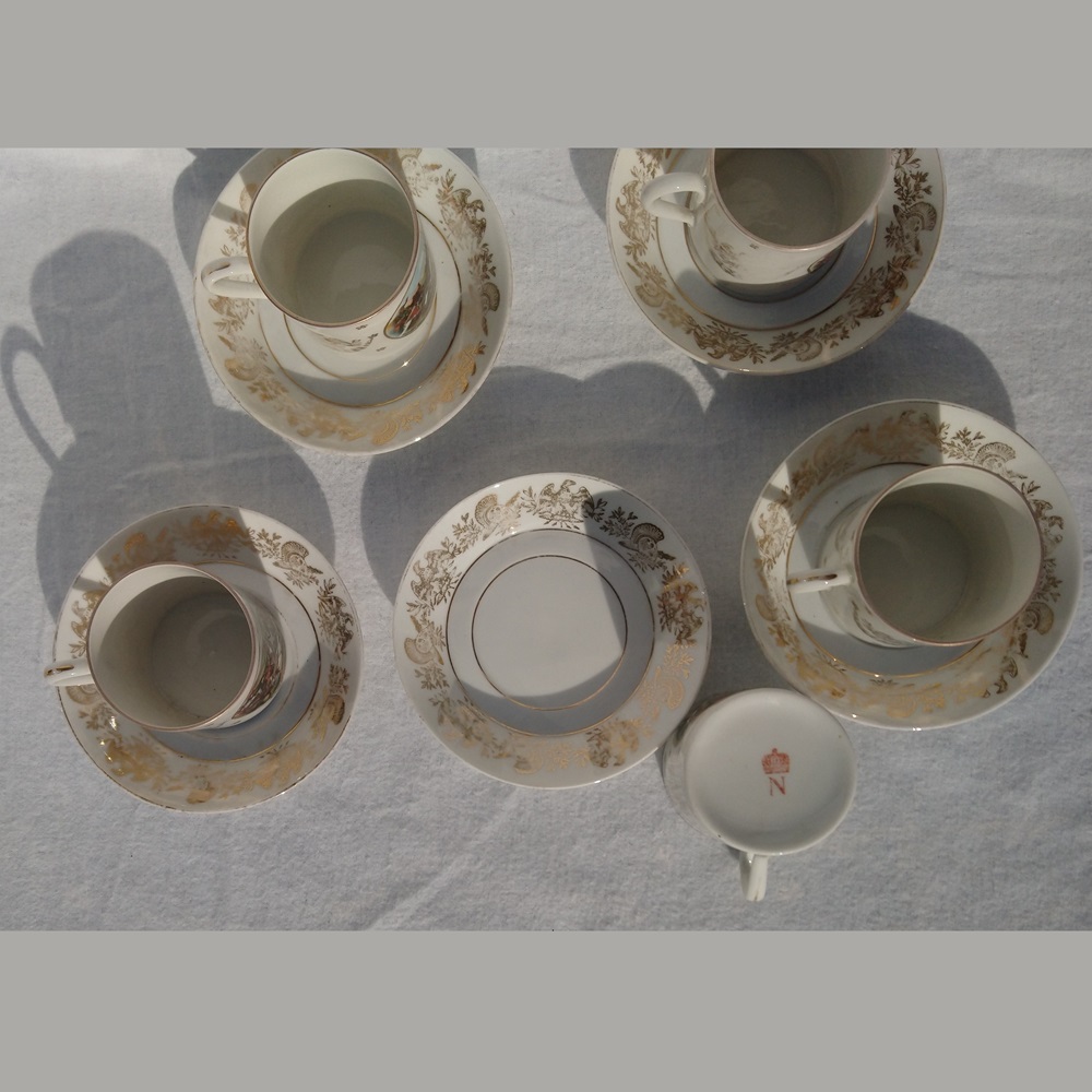 Service à café en porcelaine des batailles de l'Empereur Napoléon Bonaparte signé N couronné - Coffee service in porcelain from the battles of Emperor Napoleon Bonaparte signed N crowned Service à café en porcelaine des batailles de l'Empereur Napoléon Bonaparte signé N couronné - Coffee service in porcelain from the battles of Emperor Napoleon Bonaparte signed N crowned