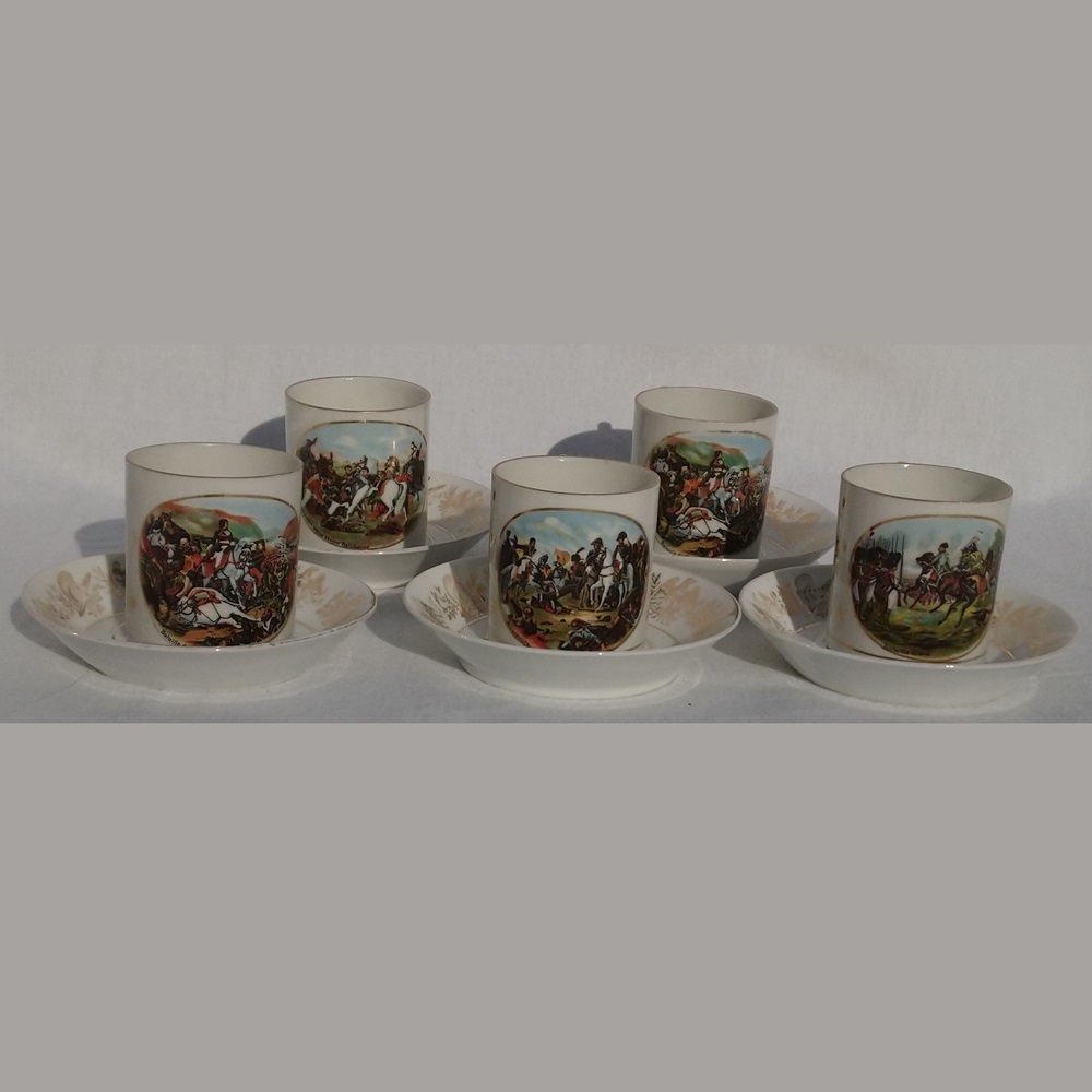Service à café en porcelaine des batailles de l'Empereur Napoléon Bonaparte signé N couronné - Coffee service in porcelain from the battles of Emperor Napoleon Bonaparte signed N crowned
