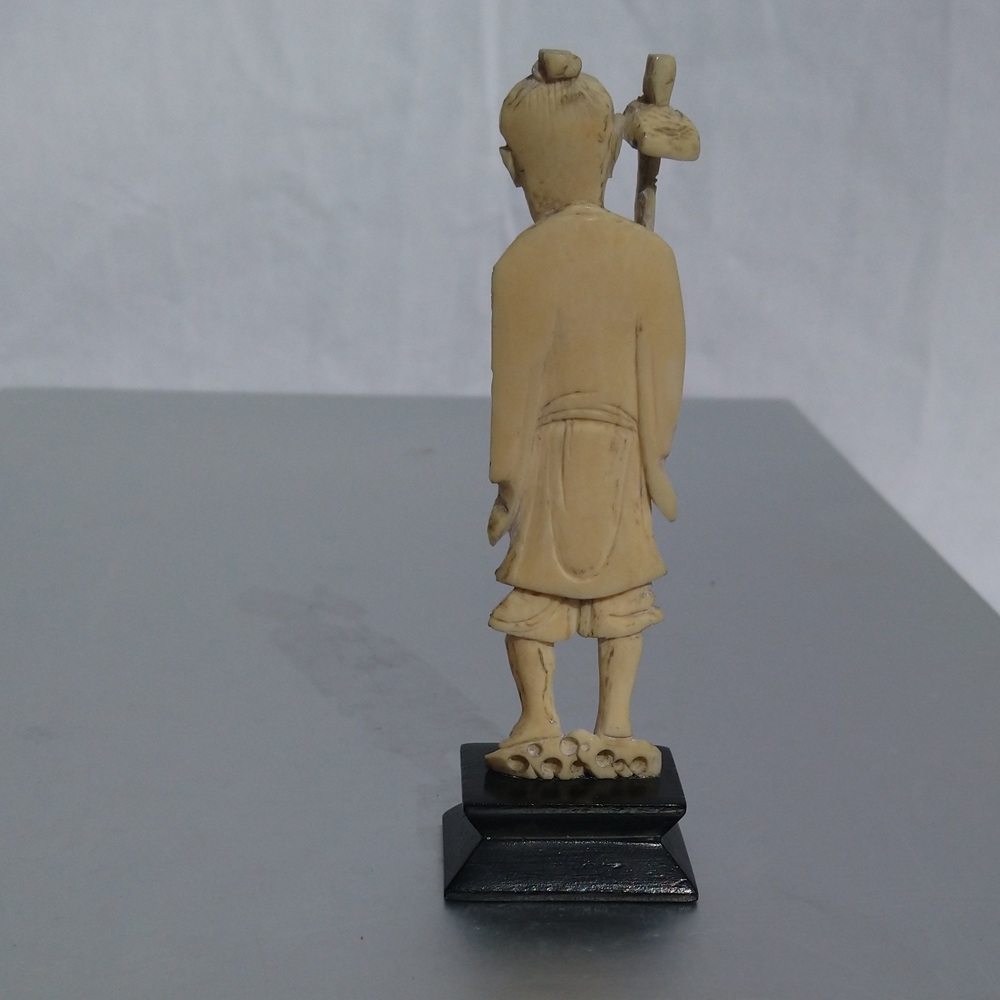 Okimono sculpture en ivoire d'un travailleur japonais - Okimono ivory sculpture of a Japanese worker Okimono sculpture en ivoire d'un travailleur japonais - Okimono ivory sculpture of a Japanese worker