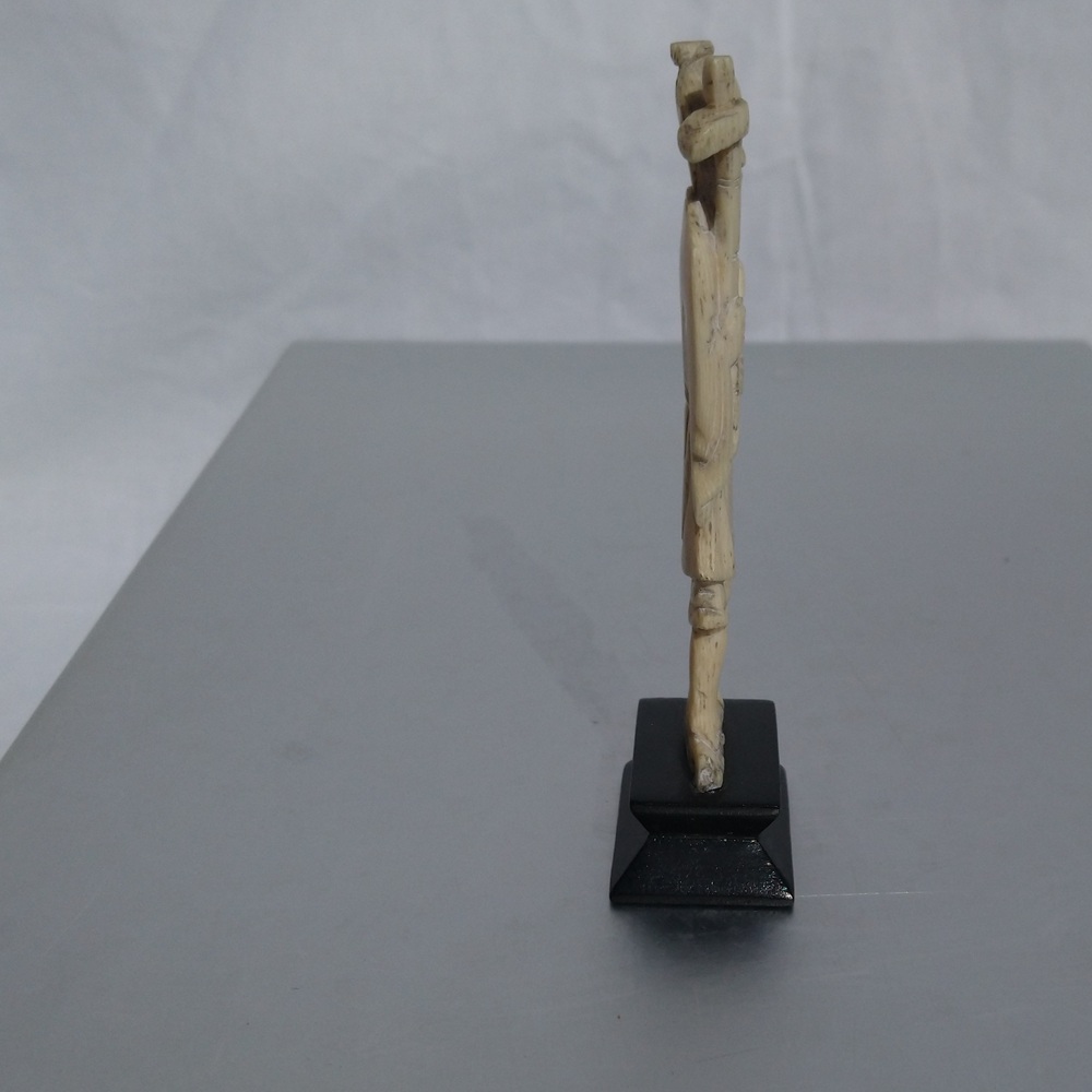 Okimono sculpture en ivoire d'un travailleur japonais - Okimono ivory sculpture of a Japanese worker Okimono sculpture en ivoire d'un travailleur japonais - Okimono ivory sculpture of a Japanese worker
