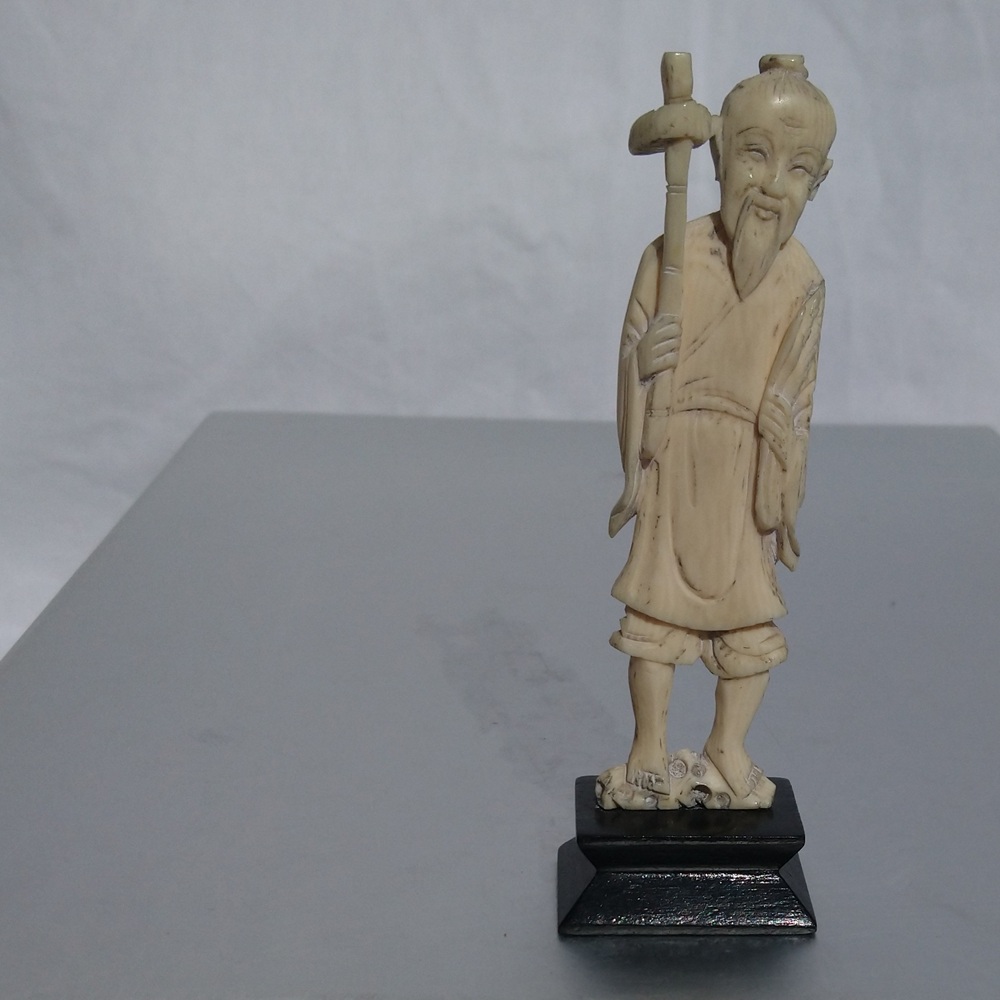 Okimono sculpture en ivoire d'un travailleur japonais - Okimono ivory sculpture of a Japanese worker