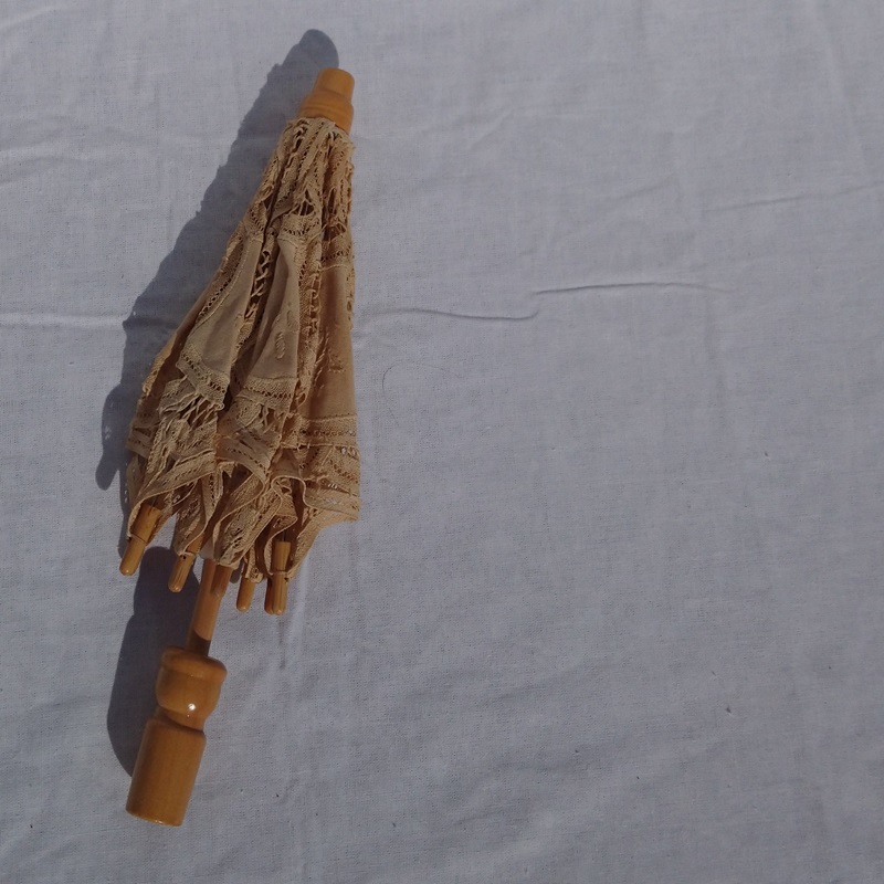 Ombrelle de poupée en bois et macramé - Wooden doll umbrella and macrame Ombrelle de poupée en bois et macramé - Wooden doll umbrella and macrame