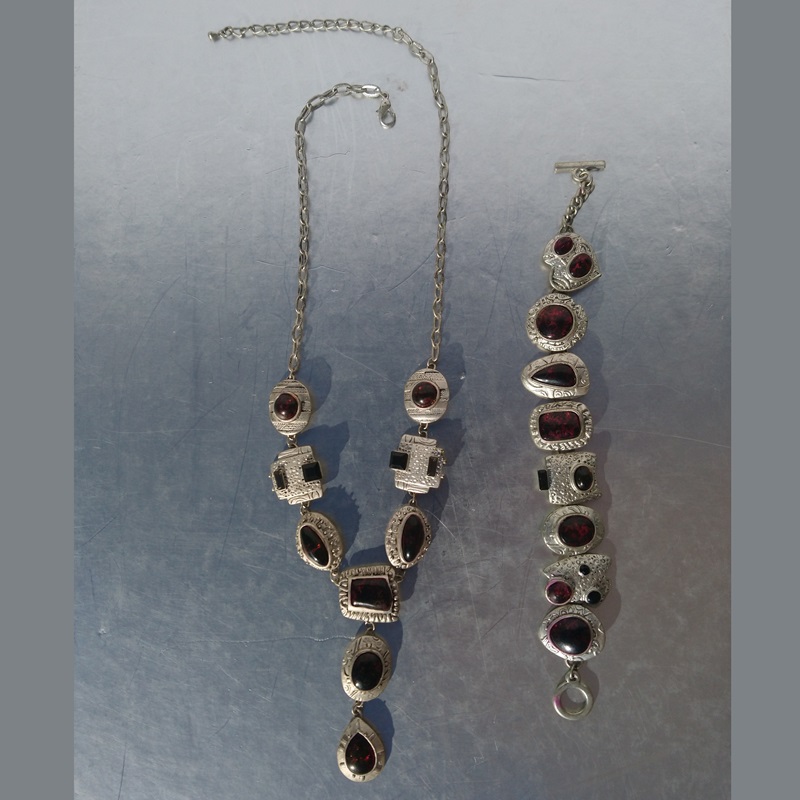 Collier et bracelet argentés sertis de pierres d'ambre des années 70 - Silver necklace and bracelet set with amber stones from the 1970s Collier et bracelet argentés sertis de pierres d'ambre des années 70 - Silver necklace and bracelet set with amber stones from the 1970s