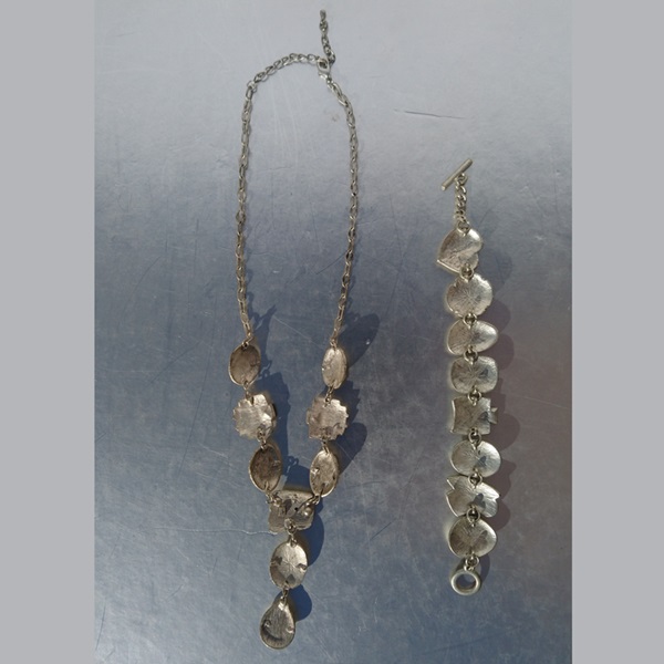 Collier et bracelet argentés sertis de pierres d'ambre des années 70 - Silver necklace and bracelet set with amber stones from the 1970s Collier et bracelet argentés sertis de pierres d'ambre des années 70 - Silver necklace and bracelet set with amber stones from the 1970s