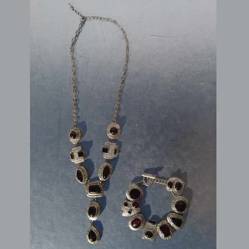 Collier et bracelet argentés sertis de pierres d'ambre des années 70 - Silver necklace and bracelet set with amber stones from the 1970s