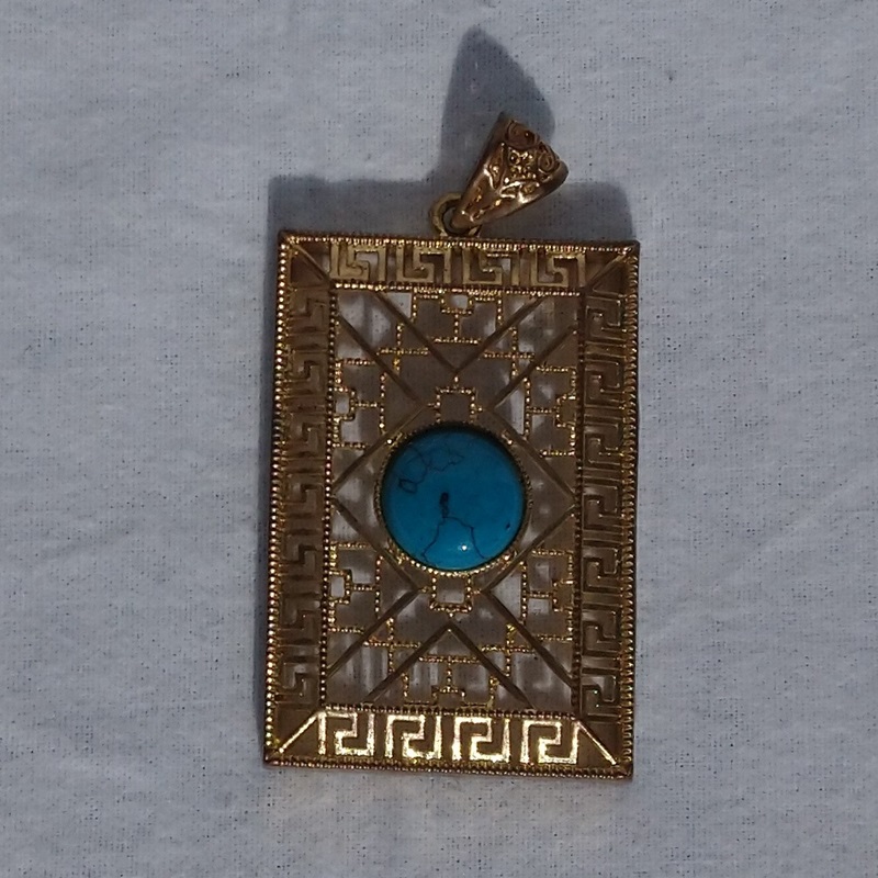Pendentif vintage en métal doré ciselé et cabochon en pierre turquoise des années 1980 - Vintage gold-plated carved metal pendant with a turquoise stone cabochon from the 1980s