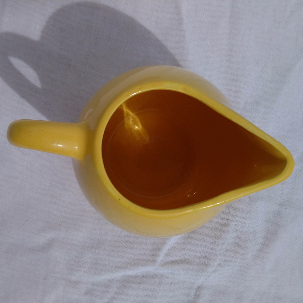 Pichet en céramique signé H.B.C.M France de couleur jaune des années 1920/1930 - Ceramic pitcher signed H.B.C.M France in yellow from the 1920s/1930s Pichet en céramique signé H.B.C.M France de couleur jaune des années 1920/1930 - Ceramic pitcher signed H.B.C.M France in yellow from the 1920s/1930s