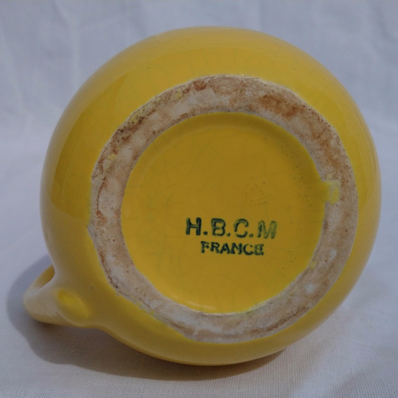 Pichet en céramique signé H.B.C.M France de couleur jaune des années 1920/1930 - Ceramic pitcher signed H.B.C.M France in yellow from the 1920s/1930s Pichet en céramique signé H.B.C.M France de couleur jaune des années 1920/1930 - Ceramic pitcher signed H.B.C.M France in yellow from the 1920s/1930s