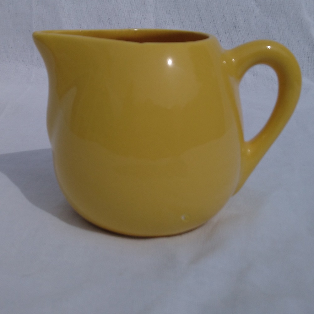 Pichet en céramique signé H.B.C.M France de couleur jaune des années 1920/1930 - Ceramic pitcher signed H.B.C.M France in yellow from the 1920s/1930s