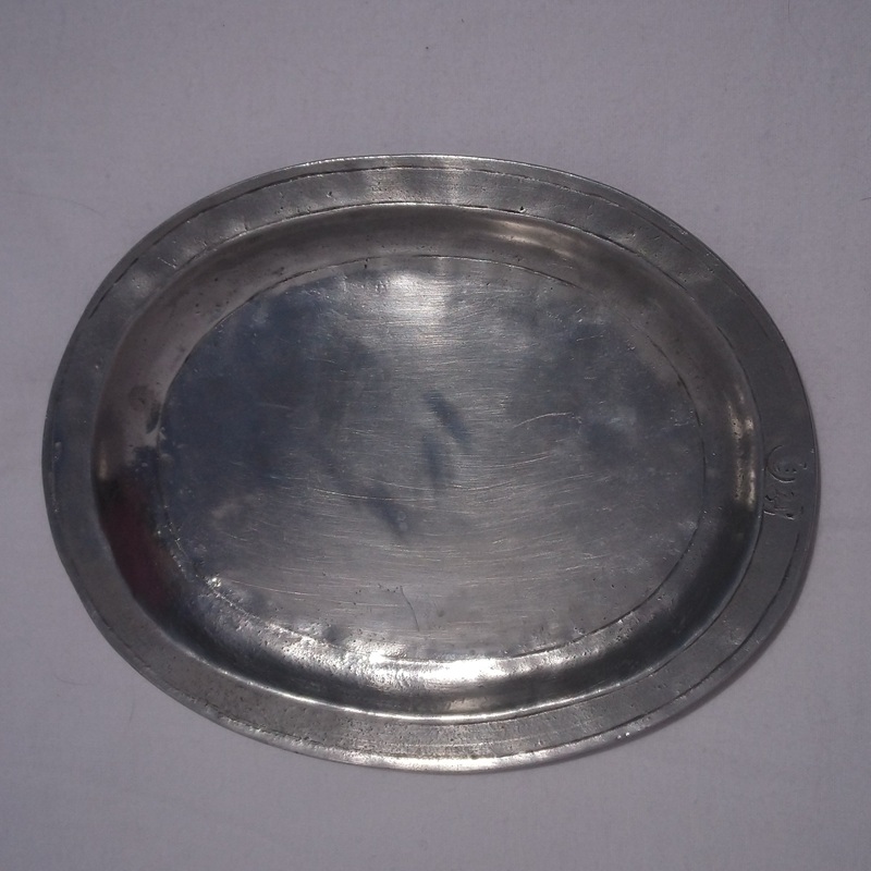 Plat à pain vintage en étain poinçonné CT Cosi Tabellini - Vintage bread plate in stamped pewter CT Cosi Tabellini Plat à pain vintage en étain poinçonné CT Cosi Tabellini - Vintage bread plate in stamped pewter CT Cosi Tabellini