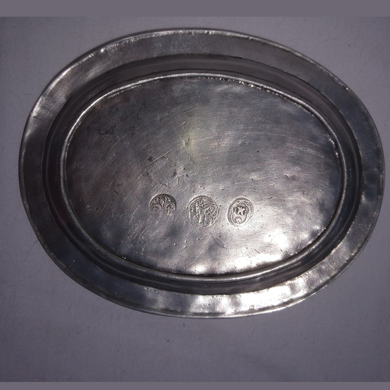 Plat à pain vintage en étain poinçonné CT Cosi Tabellini - Vintage bread plate in stamped pewter CT Cosi Tabellini Plat à pain vintage en étain poinçonné CT Cosi Tabellini - Vintage bread plate in stamped pewter CT Cosi Tabellini
