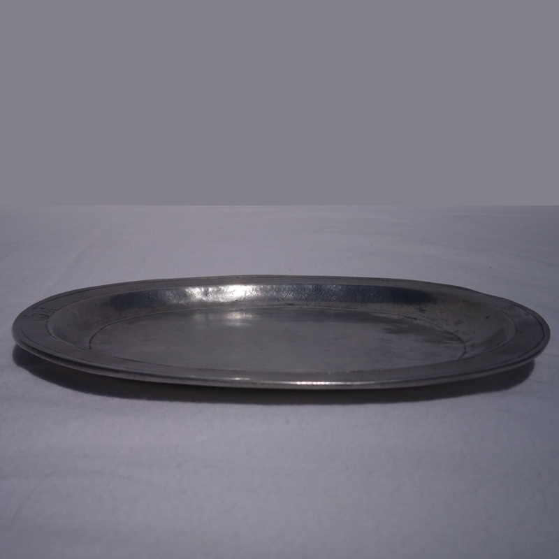 Plat à pain vintage en étain poinçonné CT Cosi Tabellini - Vintage bread plate in stamped pewter CT Cosi Tabellini Plat à pain vintage en étain poinçonné CT Cosi Tabellini - Vintage bread plate in stamped pewter CT Cosi Tabellini