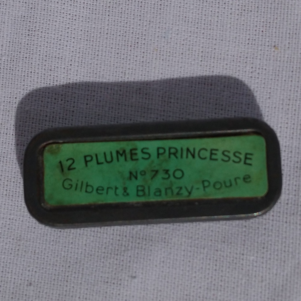 Boîte ancienne en métal de plumes princesse N° 730 Gilbert & Blanzy-Poure France - Old metal box of princess feathers No. 730 Gilbert & Blanzy-Poure France