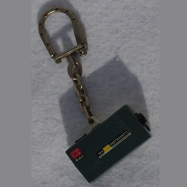 Porte clef publicitaire camescope M4 Instamatic Kodak des années 60 - Promotional keychain camcorder M4 Instamatic Kodak from the 1960s Porte clef publicitaire camescope M4 Instamatic Kodak des années 60 - Promotional keychain camcorder M4 Instamatic Kodak from the 1960s