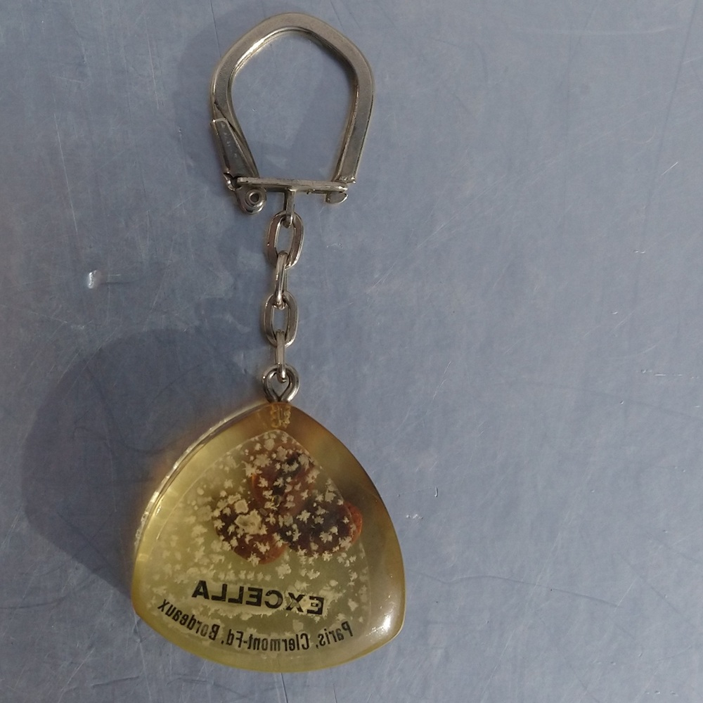Porte-clefs publicitaire café Excella avec 3 grains de café vitrifiés des années 50 - Excella coffee promotional keychain with 3 vitrified coffee beans from the 1950s Porte-clefs publicitaire café Excella avec 3 grains de café vitrifiés des années 50 - Excella coffee promotional keychain with 3 vitrified coffee beans from the 1950s