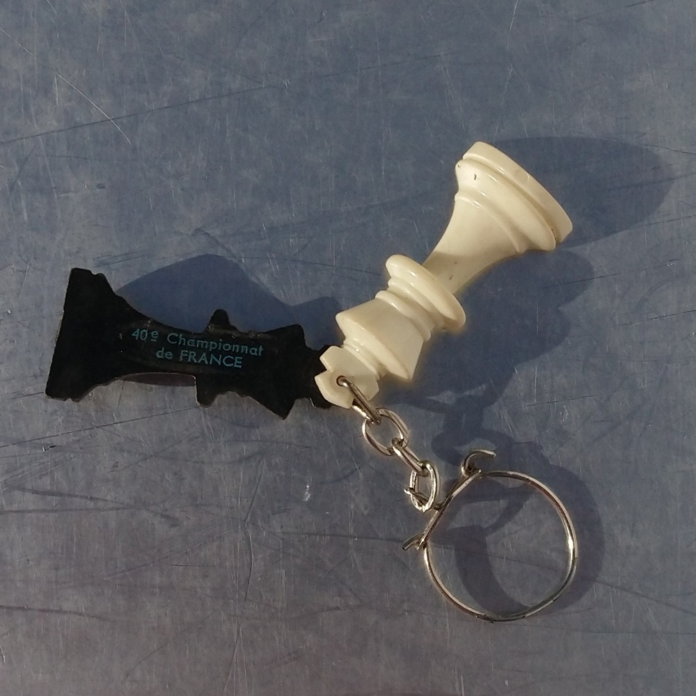 Porte clefs Roi d'échecs du 40ème Championnat de France de Grenoble en 1966 - Keychain King of chess from the 40th French Championship in Grenoble in 1966 Porte clefs Roi d'échecs du 40ème Championnat de France de Grenoble en 1966 - Keychain King of chess from the 40th French Championship in Grenoble in 1966