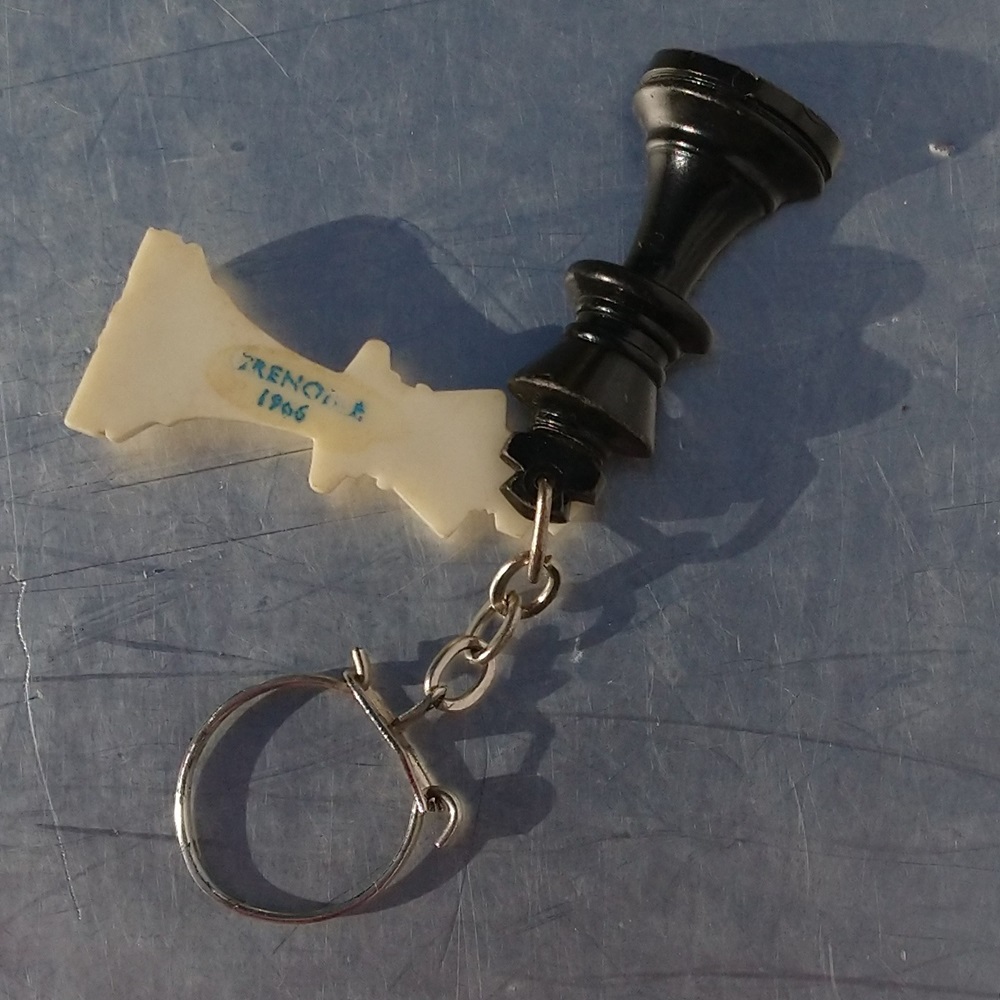 Porte clefs Roi d'échecs du 40ème Championnat de France de Grenoble en 1966 - Keychain King of chess from the 40th French Championship in Grenoble in 1966 Porte clefs Roi d'échecs du 40ème Championnat de France de Grenoble en 1966 - Keychain King of chess from the 40th French Championship in Grenoble in 1966