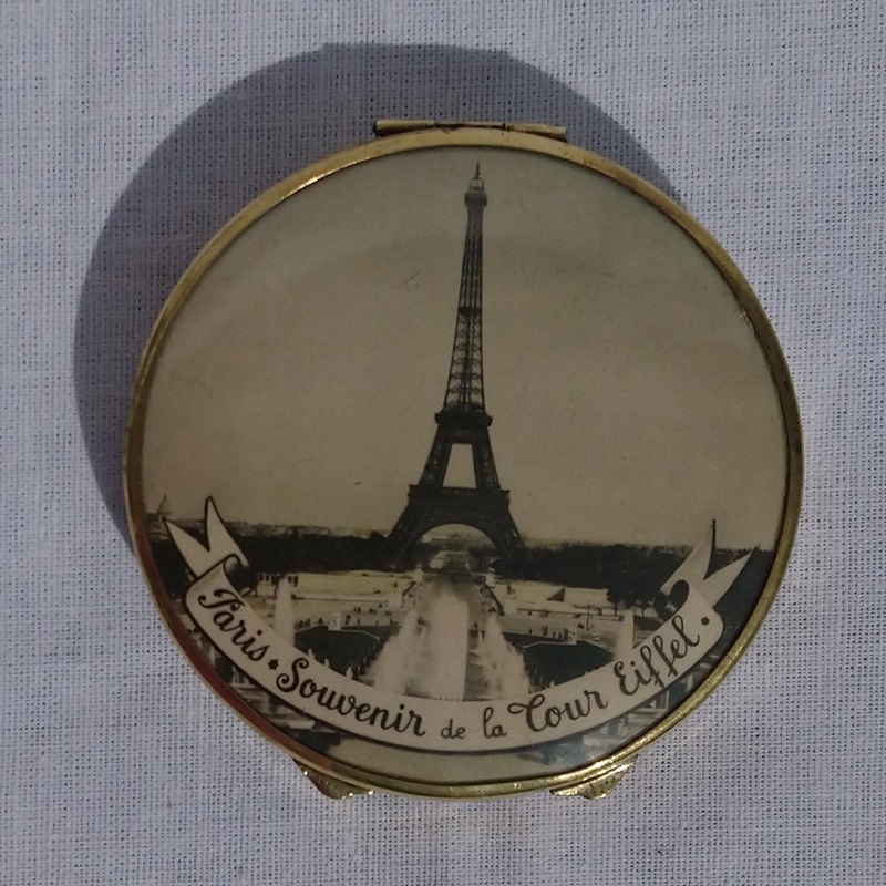 Poudrier Français ancien au décor de la Tour Eiffel Paris - Old French powder compact decorated with the Eiffel Tower Paris Poudrier Français ancien au décor de la Tour Eiffel Paris - Old French powder compact decorated with the Eiffel Tower Paris