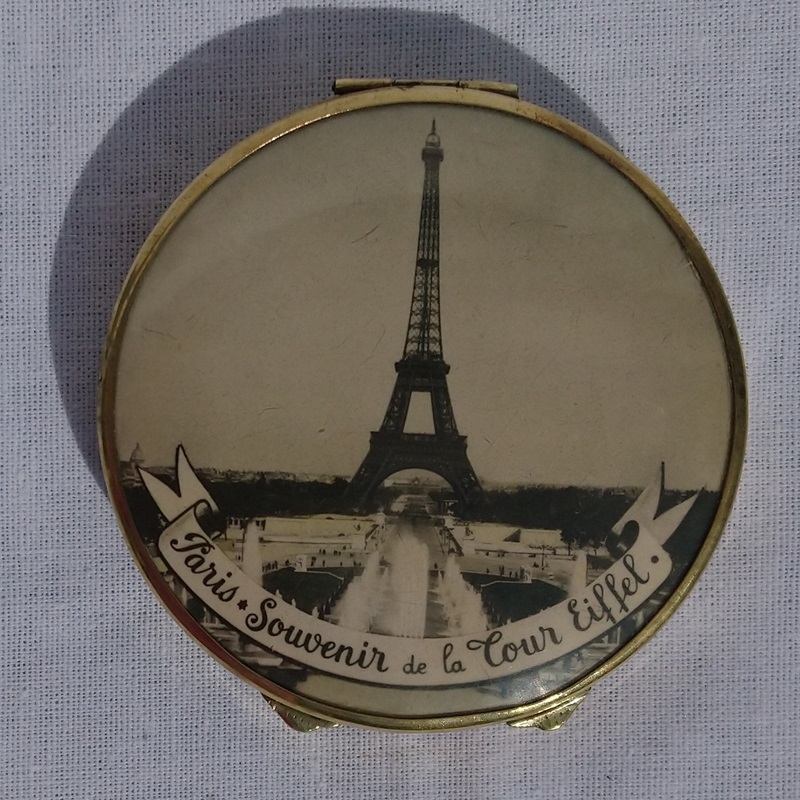 Poudrier Français ancien au décor de la Tour Eiffel Paris - Old French powder compact decorated with the Eiffel Tower Paris