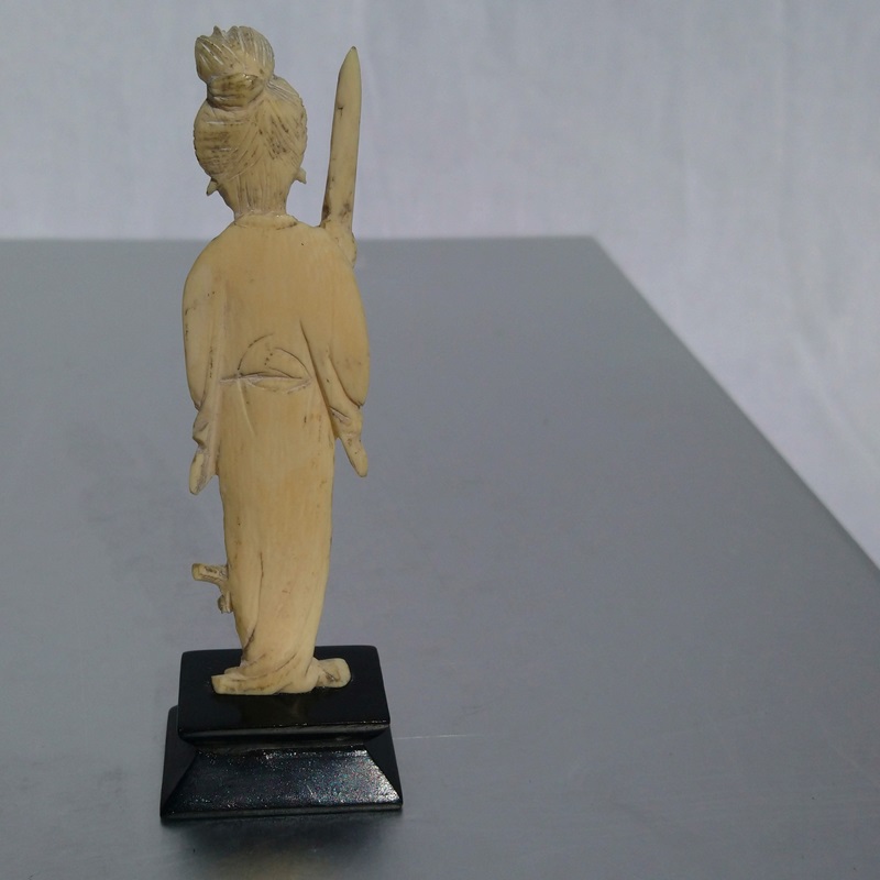 Okimono sculpture en ivoire d'une femme japonaise - Okimono ivory sculpture of a Japanese woman Okimono sculpture en ivoire d'une femme japonaise - Okimono ivory sculpture of a Japanese woman