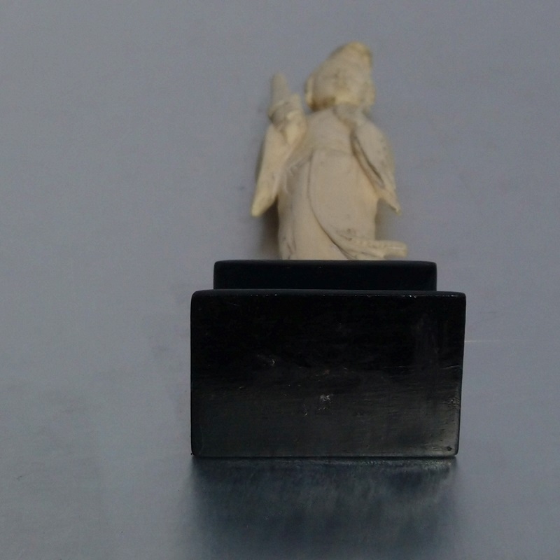 Okimono sculpture en ivoire d'une femme japonaise - Okimono ivory sculpture of a Japanese woman Okimono sculpture en ivoire d'une femme japonaise - Okimono ivory sculpture of a Japanese woman