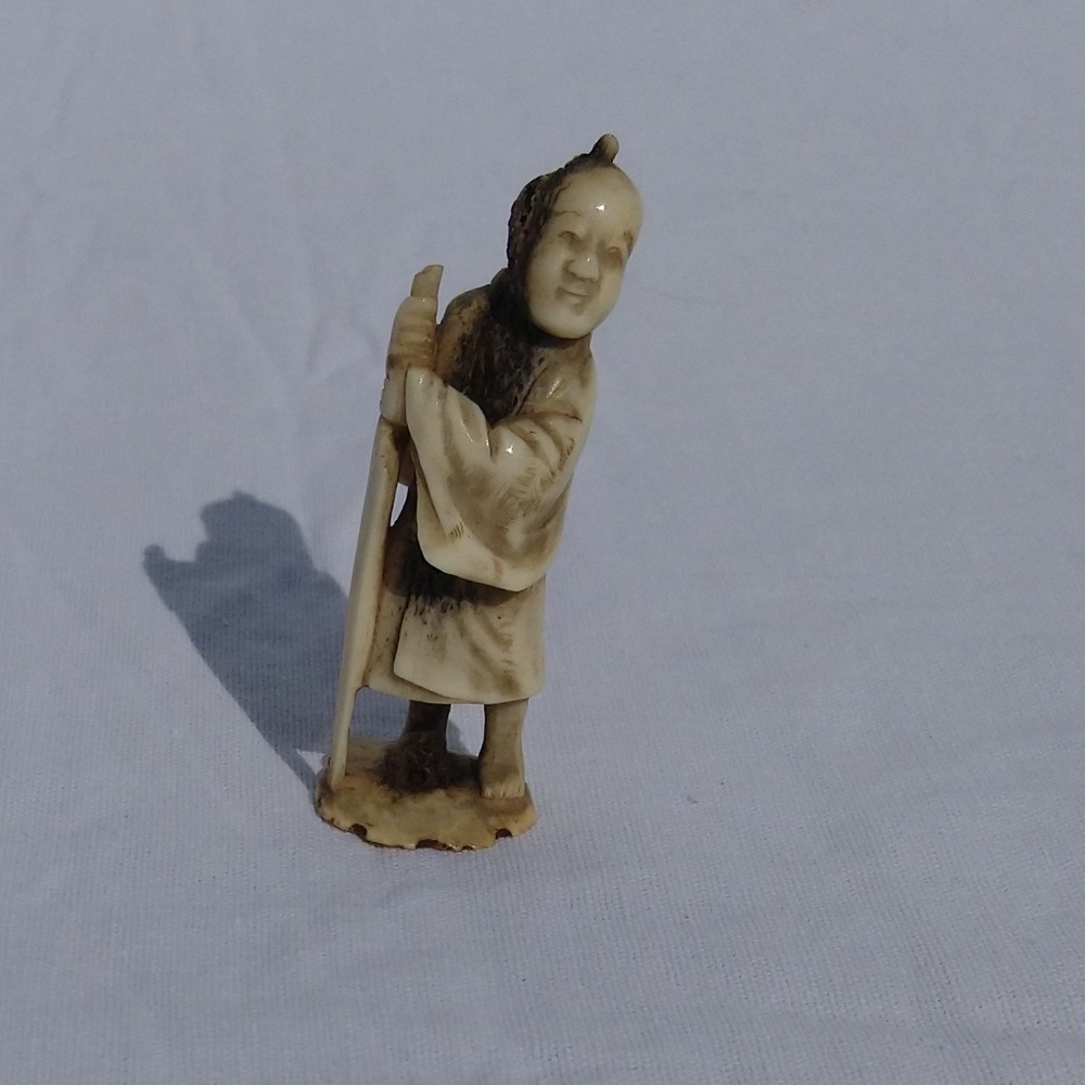 Okimono en ivoire d'une dame de cour japonaise - Ivory okimono of a Japanese court lady Okimono en ivoire d'une dame de cour japonaise - Ivory okimono of a Japanese court lady