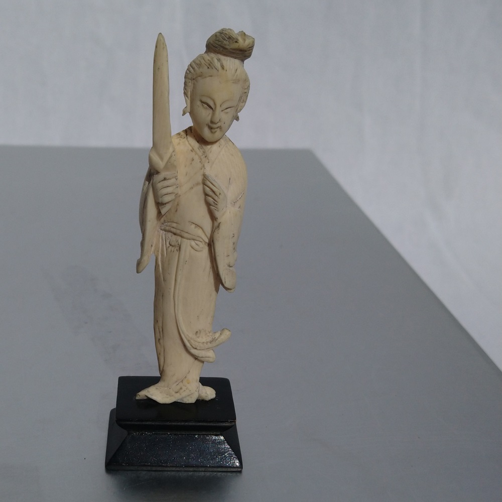 Okimono sculpture en ivoire d'une femme japonaise - Okimono ivory sculpture of a Japanese woman