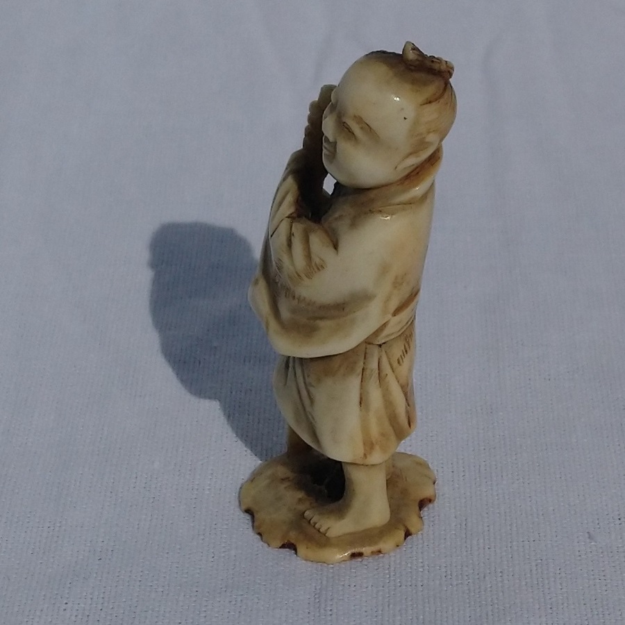 Okimono en ivoire d'une dame de cour japonaise - Ivory okimono of a Japanese court lady