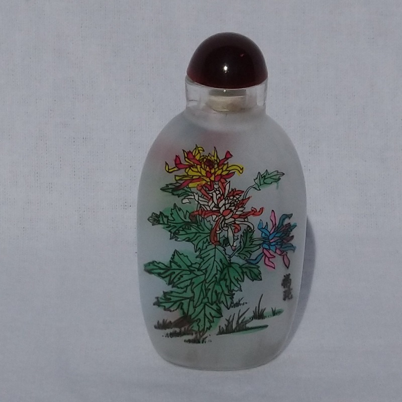 Tabatière chinoise en verre au décor floral peint - Chinese glass snuff bottle with painted floral decoration Tabatière chinoise en verre au décor floral peint - Chinese glass snuff bottle with painted floral decoration