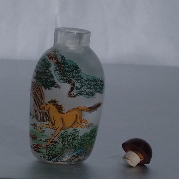 Tabatière chinoise en verre peint au motif de chevaux - Chinese snuff bottle made of glass painted with a horse motif Tabatière chinoise en verre peint au motif de chevaux - Chinese snuff bottle made of glass painted with a horse motif