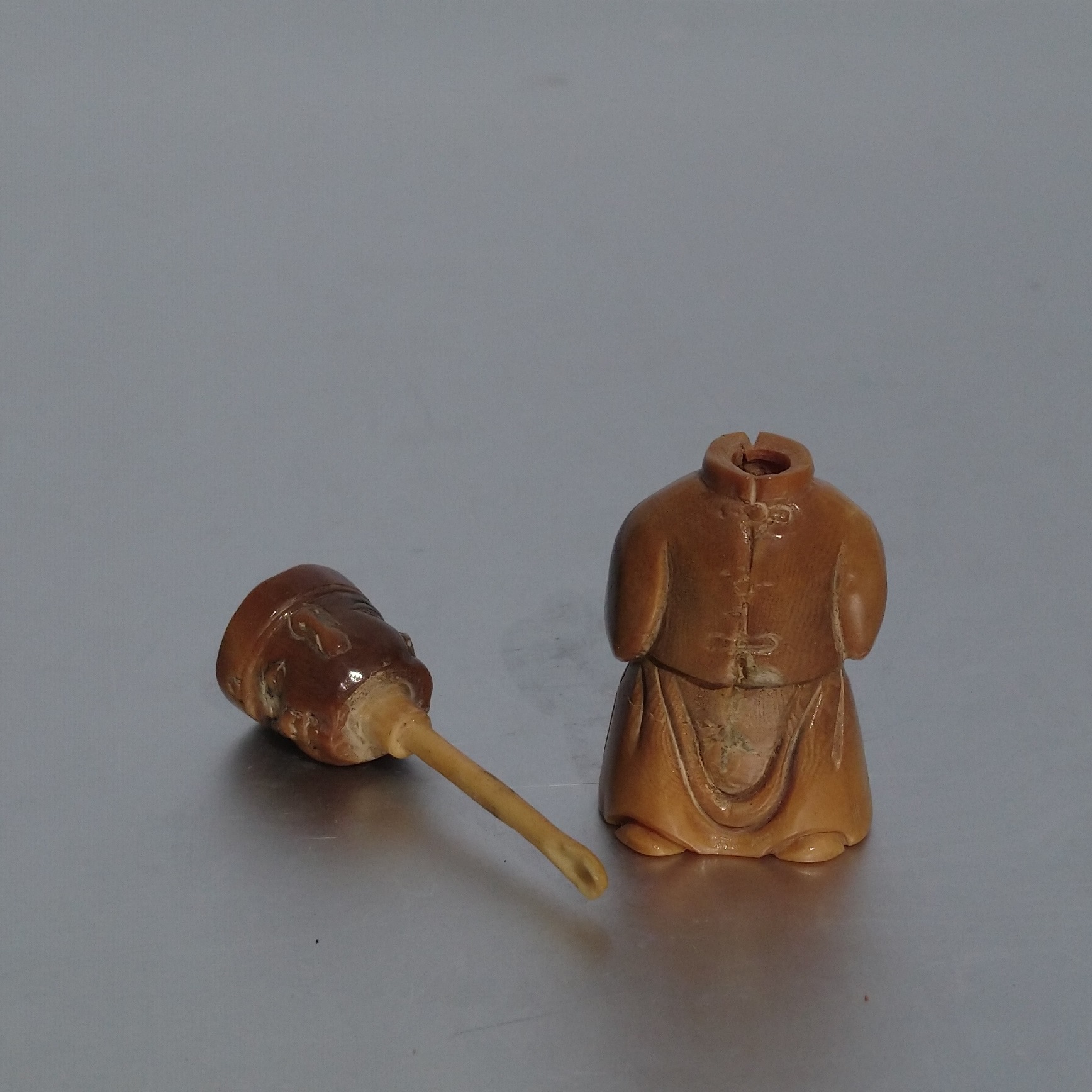 Tabatière chinoise en os sculpté représentant un mandarin chinois - Chinese snuffbox made of carved bone depicting a Chinese mandarin Tabatière chinoise en os sculpté représentant un mandarin chinois - Chinese snuffbox made of carved bone depicting a Chinese mandarin