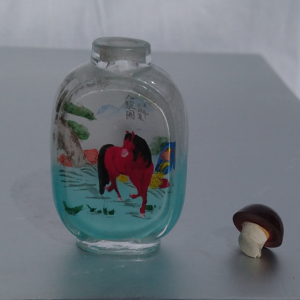 Tabatière chinoise en verre peint au motif de chevaux - Chinese snuff bottle made of glass painted with a horse motif Tabatière chinoise en verre peint au motif de chevaux - Chinese snuff bottle made of glass painted with a horse motif