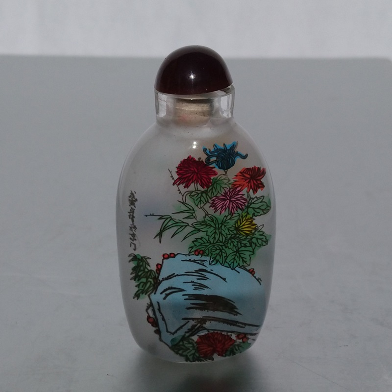 Tabatière chinoise en verre au décor floral peint - Chinese glass snuff bottle with painted floral decoration Tabatière chinoise en verre au décor floral peint - Chinese glass snuff bottle with painted floral decoration