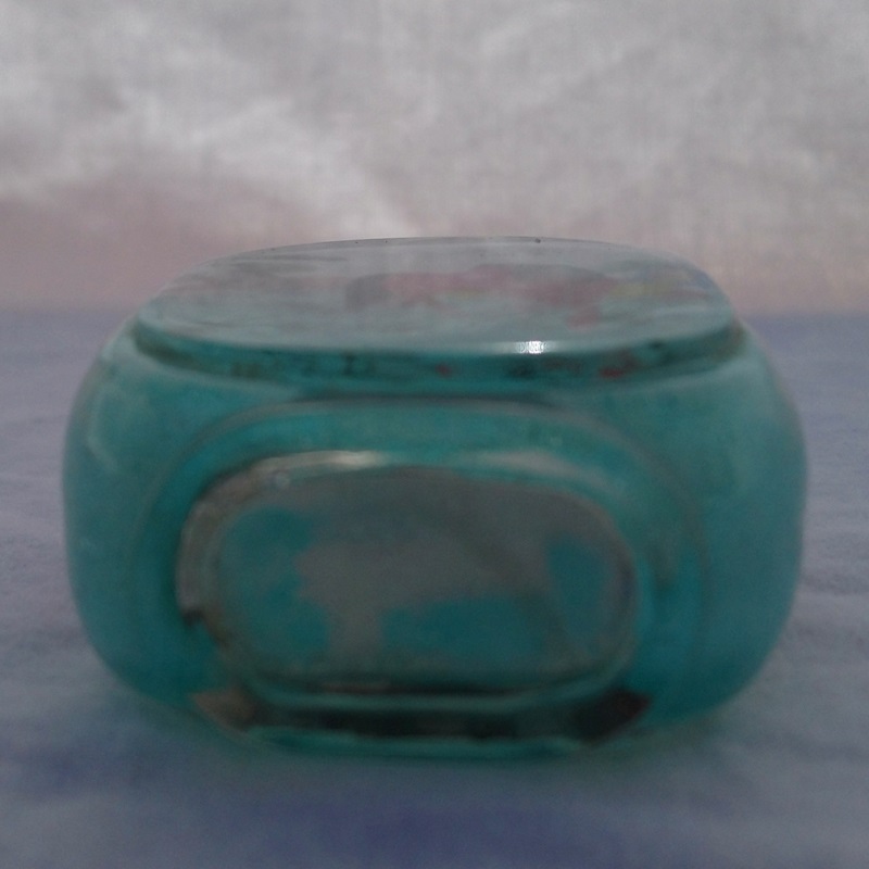 Tabatière chinoise en verre peint au motif de chevaux - Chinese snuff bottle made of glass painted with a horse motif Tabatière chinoise en verre peint au motif de chevaux - Chinese snuff bottle made of glass painted with a horse motif