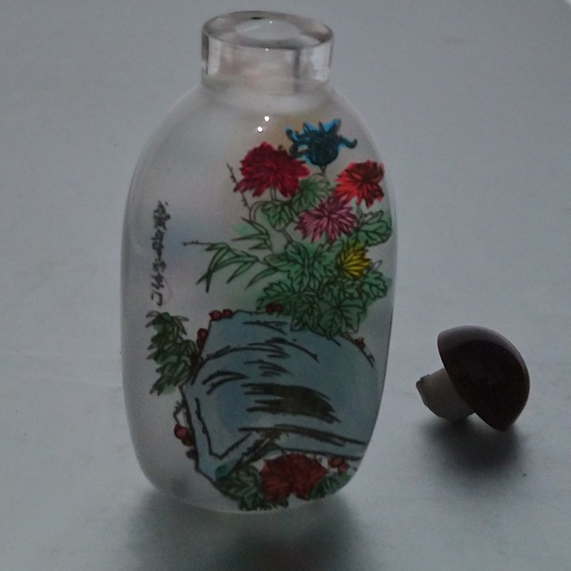 Tabatière chinoise en verre au décor floral peint - Chinese glass snuff bottle with painted floral decoration Tabatière chinoise en verre au décor floral peint - Chinese glass snuff bottle with painted floral decoration
