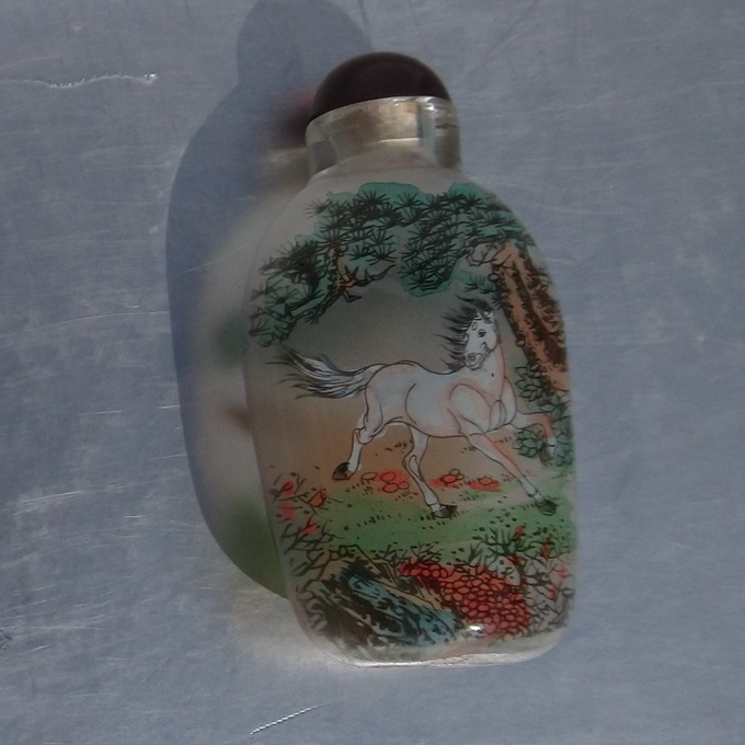 Tabatière chinoise en verre peint au motif de chevaux - Chinese snuff bottle made of glass painted with a horse motif