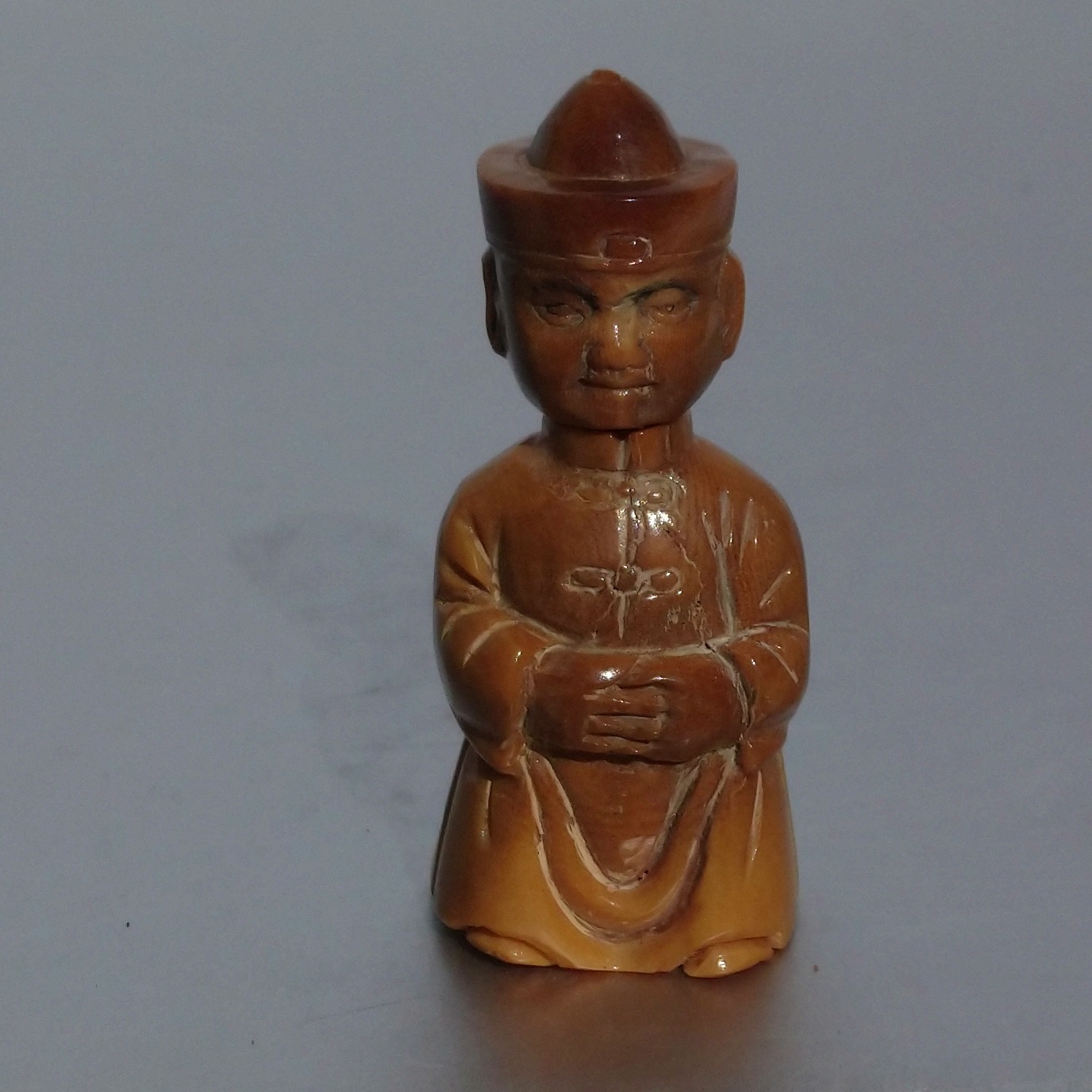 Tabatière chinoise en os sculpté représentant un mandarin chinois - Chinese snuffbox made of carved bone depicting a Chinese mandarin