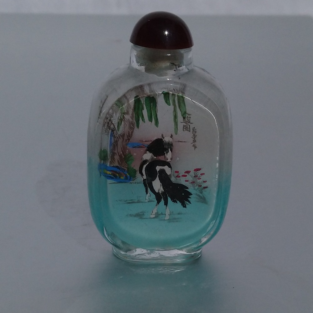Tabatière chinoise en verre peint au motif de chevaux - Chinese snuff bottle made of glass painted with a horse motif