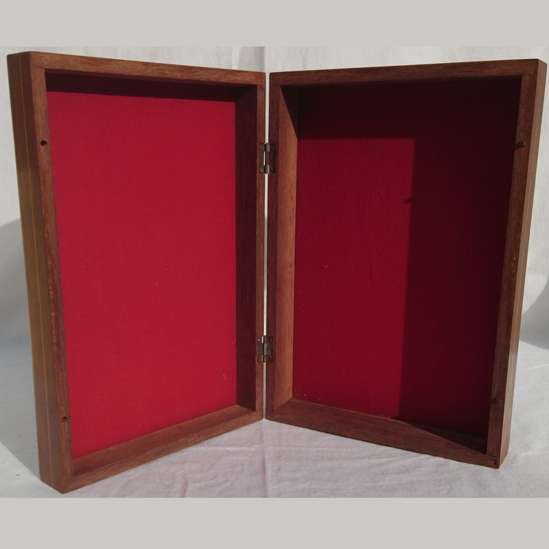 Boîte Tintin Le Trésor de Rackham le rouge en bois marqueté - Tintin Box The Treasure of Rackham the Red in marquetry wood Boîte Tintin Le Trésor de Rackham le rouge en bois marqueté - Tintin Box The Treasure of Rackham the Red in marquetry wood